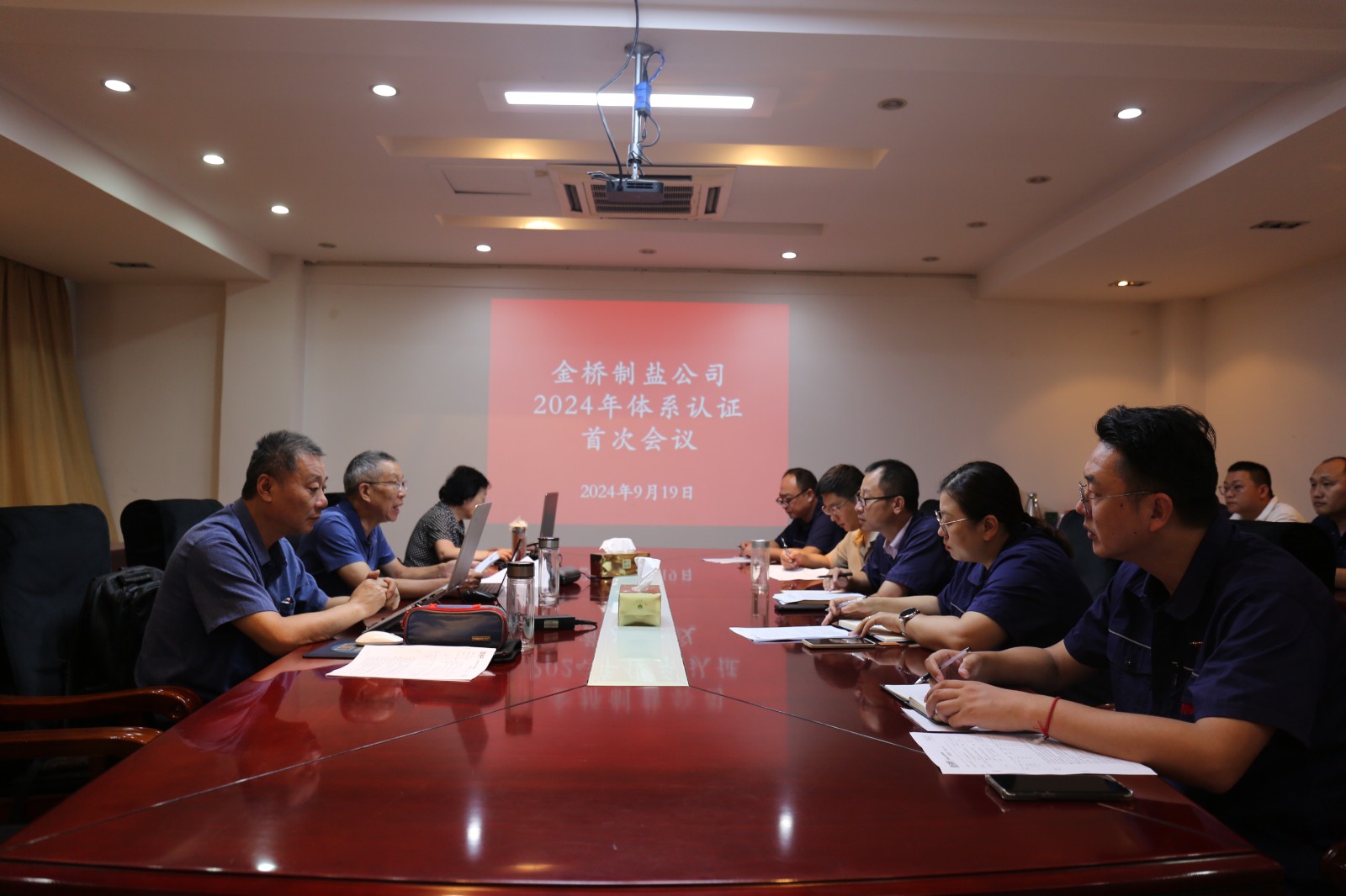 近日，金橋制鹽公司通過北京世標認證中心審核，給予食品安全管理體系、環(huán)境管理體系和職業(yè)健康安全管理體系認證“保持認證資格”的監(jiān)督審核結(jié)論，給予質(zhì)量管理體系認證“再次注冊”的再認證審核結(jié)論。通過審核，是對公司精細化管理成果的檢驗，促進公司內(nèi)控管理水平持續(xù)提升。（李曉月）